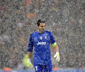 开云-列队之礼，绿茵场上的最高礼仪，泰山队致敬哈兰德，列队之礼，泰山队以绿茵场最高礼仪致敬哈兰德