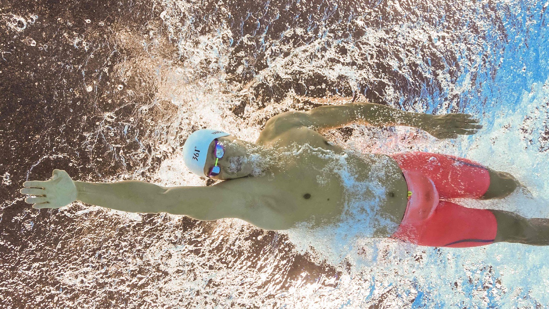 莱万式新星临危救主，RNG惊险一役折射无限未来，新星闪耀临危救主，RNG险胜之战点亮未来曙光