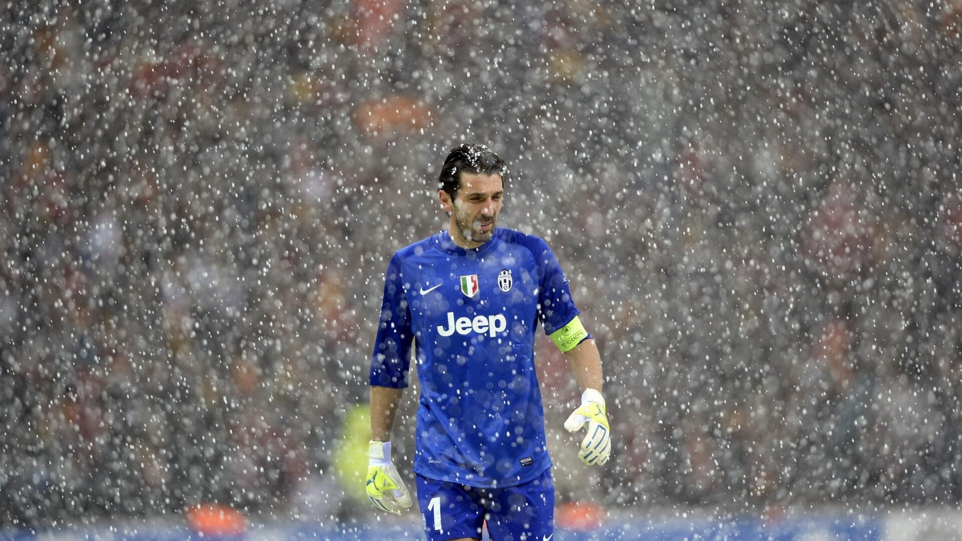 列队之礼，绿茵场上的最高礼仪，泰山队致敬哈兰德，列队之礼，泰山队以绿茵场最高礼仪致敬哈兰德